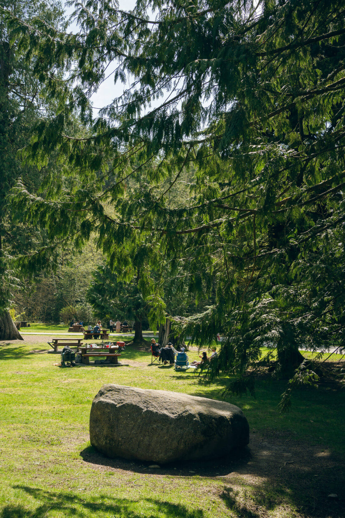 Picnic area by Shannon Falls waterfall on a sunny day