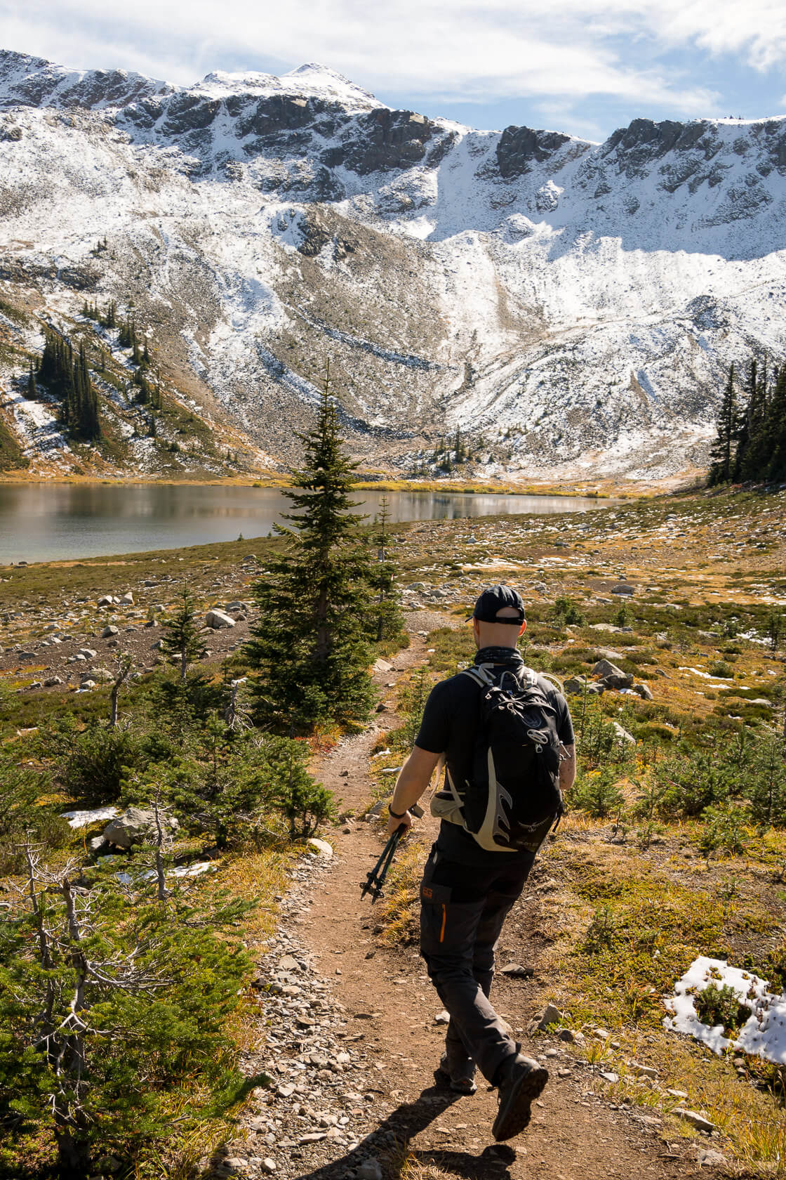 hiker heading towards Mimulus Lake